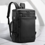 Un grand sac à dos noir