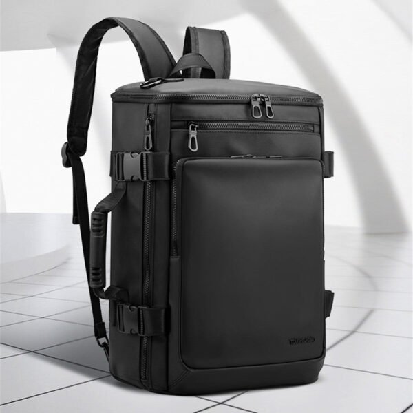 Un grand sac à dos noir