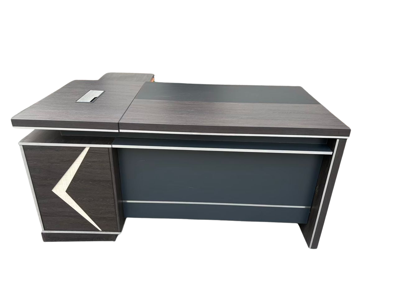 20260716_131523_0000 Table bureau – Image 1